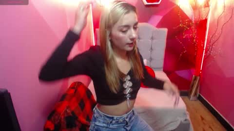 Snapshot of perla_red chatting on March 1, 2025, 12:01 pm PERLA RED online show from March 1, 2025, 12:01 pm