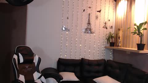 Snapshot of perla_st chatting on February 17, 2025, 6:15 pm Perla online show from February 17, 2025, 6:15 pm