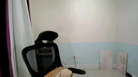 petite_angelxxx online show from June 25, 2026, 5:12 am