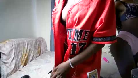 Snapshot of petite_funnie chatting on October 24, 2025, 8:11 am petite_funnie online show from October 24, 2025, 8:11 am