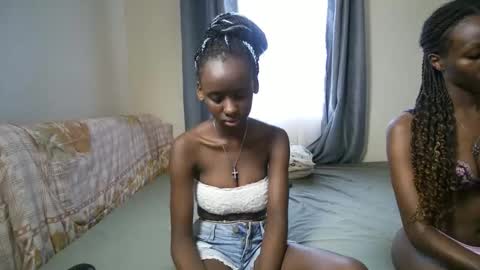 Snapshot of petite_funnie chatting on November 3, 2025, 10:05 am petite_funnie online show from November 3, 2025, 10:05 am