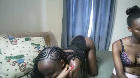 Snapshot of petite_funnie chatting on November 13, 2025, 8:35 am petite_funnie online show from November 13, 2025, 8:35 am