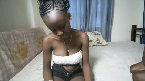 Snapshot of petite_funnie chatting on November 15, 2025, 7:38 am petite_funnie online show from November 15, 2025, 7:38 am