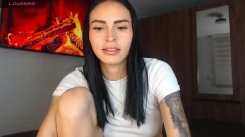 Snapshot of petite_linda chatting on May 23, 2026, 3:01 am Linda online show from May 23, 2026, 3:01 am