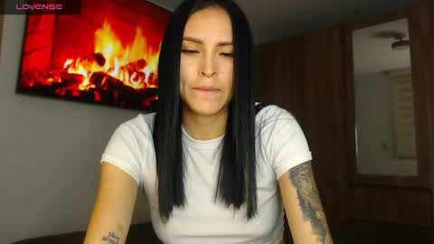 Snapshot of petite_linda chatting on June 2, 2026, 4:47 am Linda online show from June 2, 2026, 4:47 am