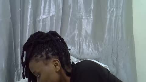 petite_melan online show from October 31, 2025, 4:19 pm