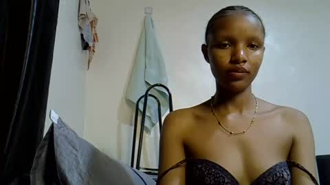 petite_melinda online show from June 20, 2026, 4:21 pm