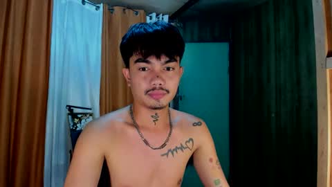 Snapshot of petiteasianx chatting on November 8, 2025, 5:29 am Vrin online show from November 8, 2025, 5:29 am