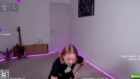 Snapshot of petitebrat chatting on January 23, 2025, 12:35 am PiperAvery online show from January 23, 2025, 12:35 am