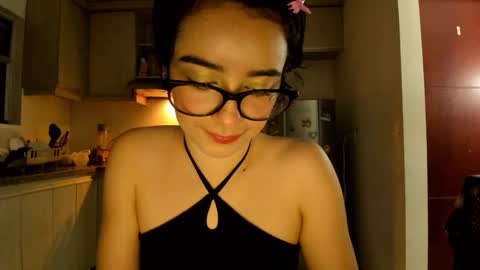Snapshot of petitee_lunna chatting on March 25, 2026, 1:00 am Lunna online show from March 25, 2026, 1:00 am