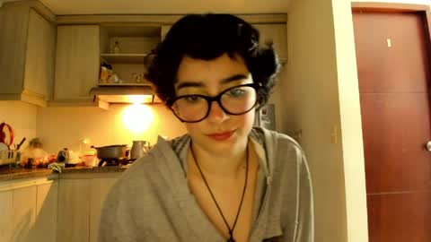 Snapshot of petitee_lunna chatting on April 1, 2026, 12:44 am Lunna online show from April 1, 2026, 12:44 am