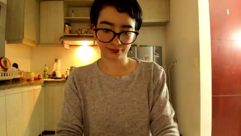 Snapshot of petitee_lunna chatting on April 5, 2026, 12:08 am Lunna online show from April 5, 2026, 12:08 am
