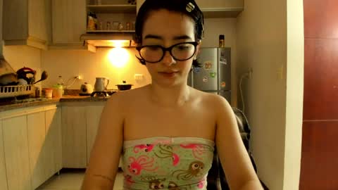 Snapshot of petitee_lunna chatting on April 11, 2026, 1:43 am Lunna online show from April 11, 2026, 1:43 am