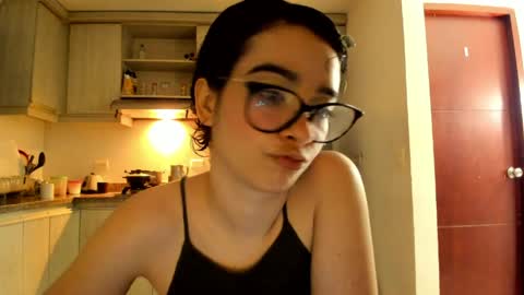 Snapshot of petitee_lunna chatting on April 12, 2026, 12:37 am Lunna online show from April 12, 2026, 12:37 am