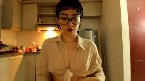 Snapshot of petitee_lunna chatting on April 19, 2026, 1:16 am Lunna online show from April 19, 2026, 1:16 am
