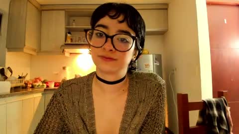 Snapshot of petitee_lunna chatting on April 20, 2026, 12:46 am Lunna online show from April 20, 2026, 12:46 am