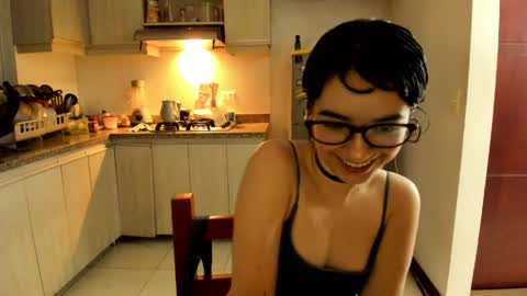 Snapshot of petitee_lunna chatting on April 26, 2026, 12:19 am Lunna online show from April 26, 2026, 12:19 am