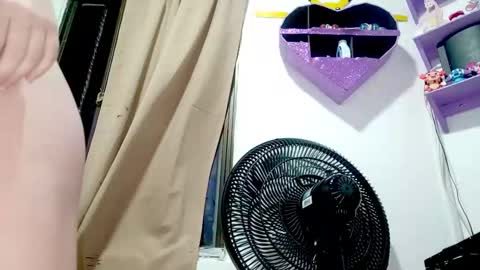 Snapshot of petiteivoryqueen chatting on May 1, 2026, 5:56 am danna online show from May 1, 2026, 5:56 am