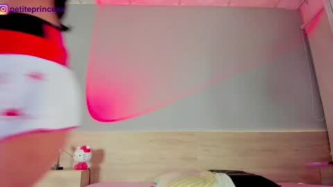 Snapshot of petiteprincesx chatting on December 28, 2024, 2:43 am Petiteprinces online show from December 28, 2024, 2:43 am