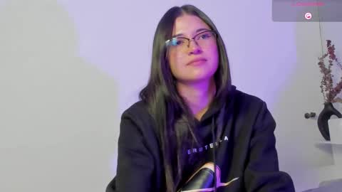 Snapshot of petitesophi chatting on December 18, 2025, 9:32 pm Sofa online show from December 18, 2025, 9:32 pm