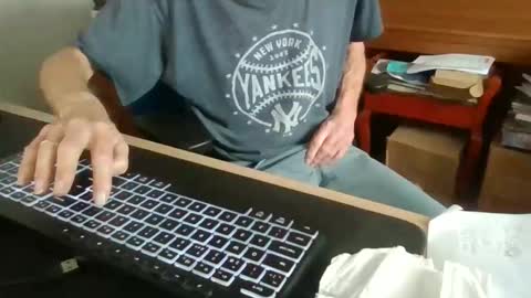 Snapshot of petitwilly chatting on November 3, 2025, 10:05 am petitwilly online show from November 3, 2025, 10:05 am