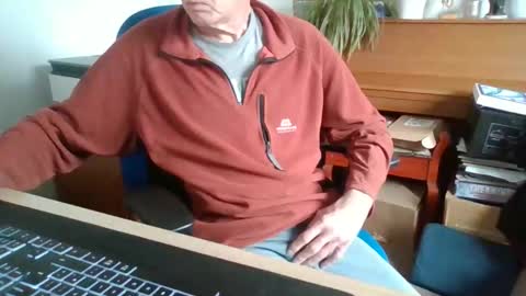 Snapshot of petitwilly chatting on May 19, 2026, 8:31 am petitwilly online show from May 19, 2026, 8:31 am