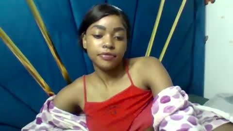 Snapshot of pettite_babe chatting on January 8, 2025, 4:23 am Arielle online show from January 8, 2025, 4:23 am