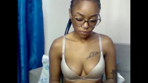 Snapshot of pettite_babe chatting on September 17, 2025, 11:45 am Arielle online show from September 17, 2025, 11:45 am