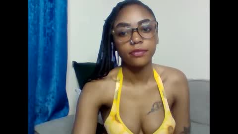Snapshot of pettite_babe chatting on November 9, 2025, 2:21 am Arielle online show from November 9, 2025, 2:21 am