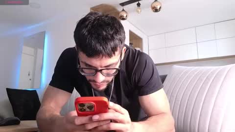 phantom_bigger1 online show from November 26, 2025, 1:56 pm