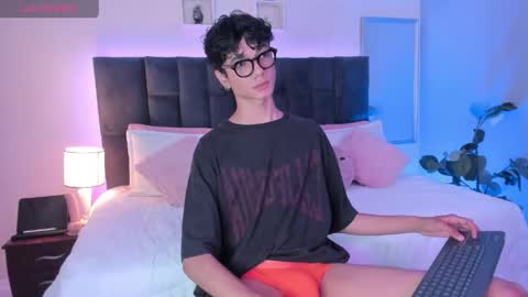 Snapshot of phillicious_ chatting on May 22, 2026, 10:04 pm Phillip online show from May 22, 2026, 10:04 pm