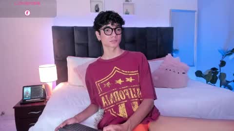 Snapshot of phillicious_ chatting on May 27, 2026, 8:50 pm Phillip online show from May 27, 2026, 8:50 pm