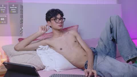 Snapshot of phillicious_ chatting on July 7, 2026, 8:13 pm Phillip online show from July 7, 2026, 8:13 pm
