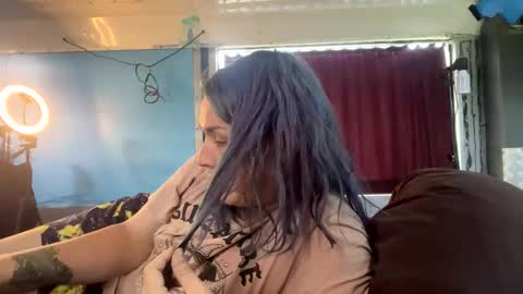 phoebebobebe online show from November 21, 2025, 3:38 am