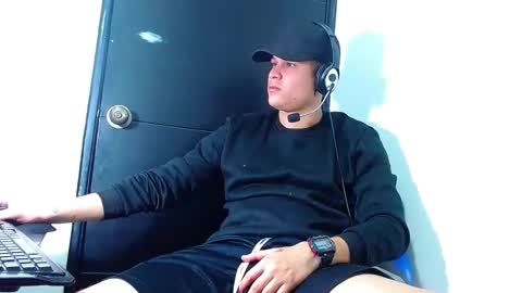 Snapshot of phoenixgnz08 chatting on February 6, 2025, 3:48 am AdnierGnz online show from February 6, 2025, 3:48 am