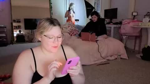 Snapshot of piggyrose chatting on April 4, 2026, 3:05 am Piggy Rose online show from April 4, 2026, 3:05 am