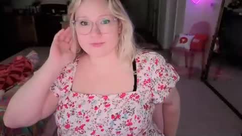 Snapshot of piggyrose chatting on July 24, 2026, 11:36 pm Piggy Rose online show from July 24, 2026, 11:36 pm