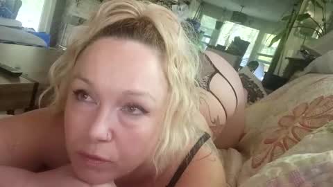 pinkandjuicey online show from April 24, 2026, 8:44 pm