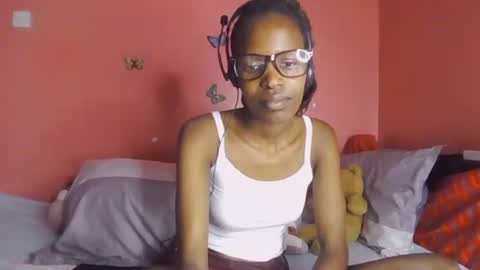 pinky_cockoo online show from May 7, 2026, 3:28 pm