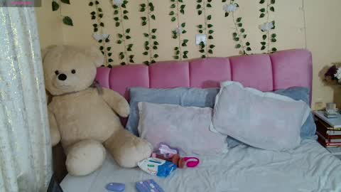 Pinky online show from April 8, 2026, 1:27 am