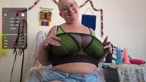 Em online show from November 1, 2025, 8:55 pm