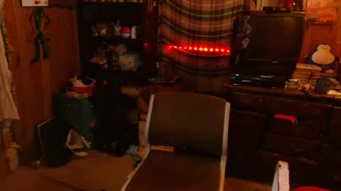 Izzy online show from December 11, 2024, 12:33 am