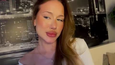 Snapshot of poli_molly chatting on February 23, 2026, 7:33 pm Angelic online show from February 23, 2026, 7:33 pm