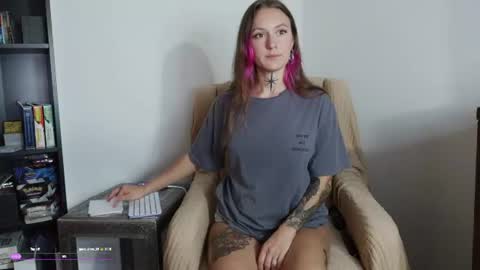 Snapshot of poppyquinn chatting on June 20, 2026, 1:52 am PoppyQuinn online show from June 20, 2026, 1:52 am