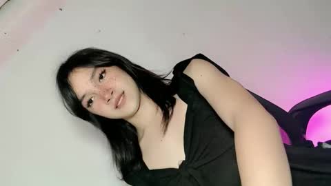 Snapshot of precious_laura18 chatting on June 8, 2026, 1:11 pm precious_laura18 online show from June 8, 2026, 1:11 pm
