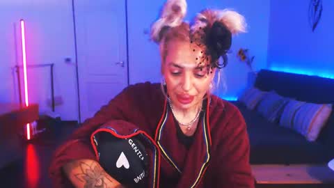 Victoria online show from December 25, 2024, 9:00 pm