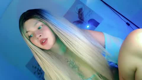 Snapshot of pretty_little_baby28 chatting on November 4, 2025, 10:09 pm Flor online show from November 4, 2025, 10:09 pm