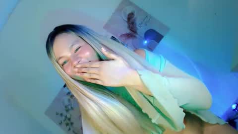 Snapshot of pretty_little_baby28 chatting on November 10, 2025, 4:44 am Flor online show from November 10, 2025, 4:44 am