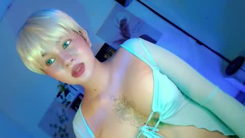 Snapshot of pretty_little_baby28 chatting on November 28, 2025, 5:10 am Flor online show from November 28, 2025, 5:10 am