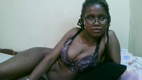 pretty_mellan online show from February 17, 2025, 2:15 pm